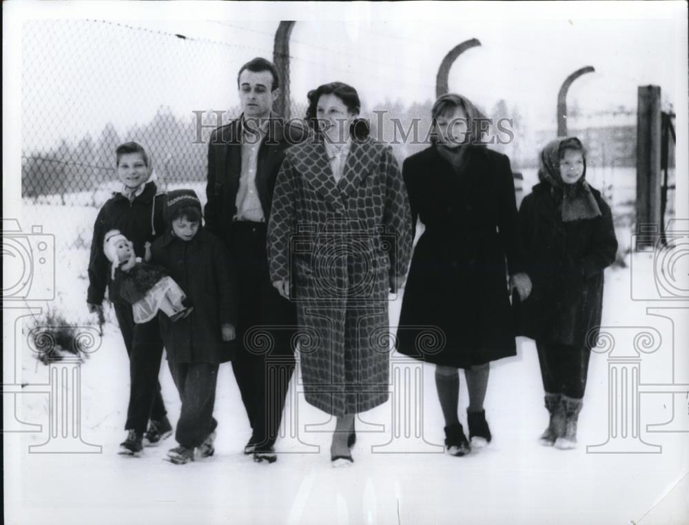 1961 Press Photo German Family spent Christmas with an American Family - Historic Images