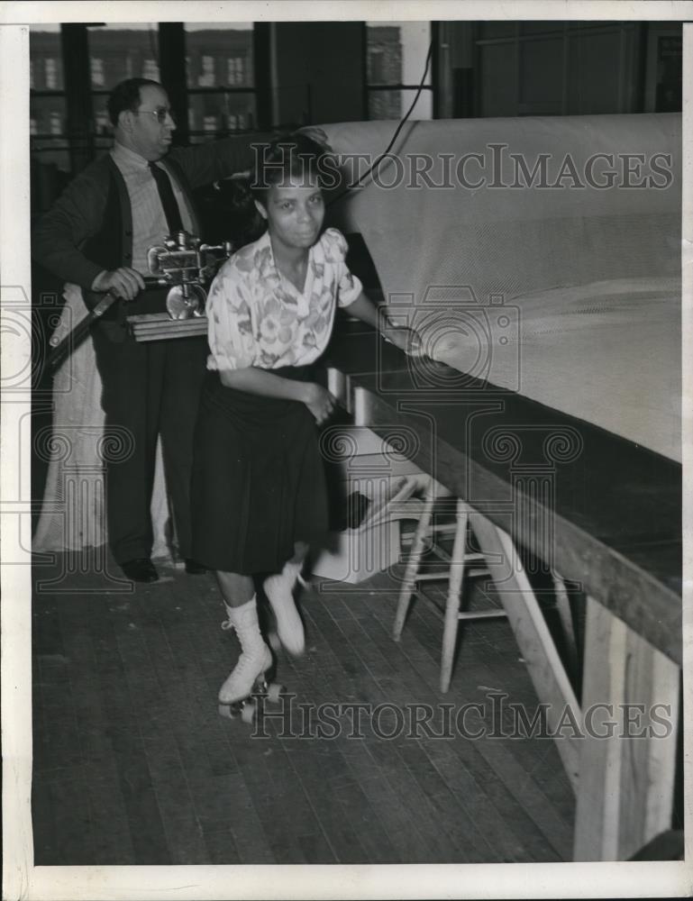 1943 Press Photo Dolly Callahan at the Phil-Mar Products Co. - Historic Images