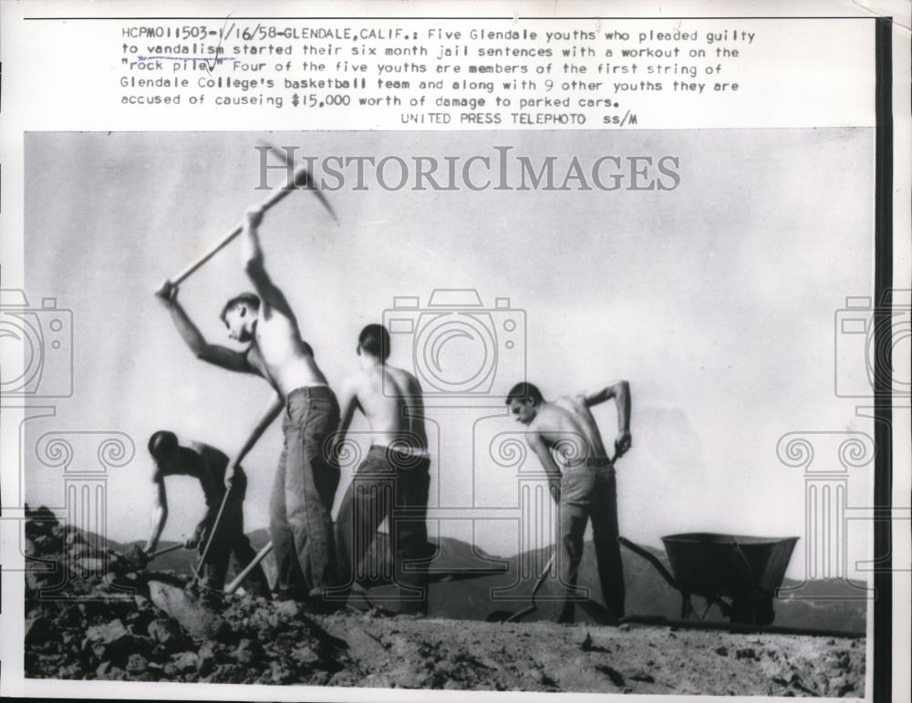 1958 Press Photo Glendale, CA five youths working off vandlism charges - Historic Images