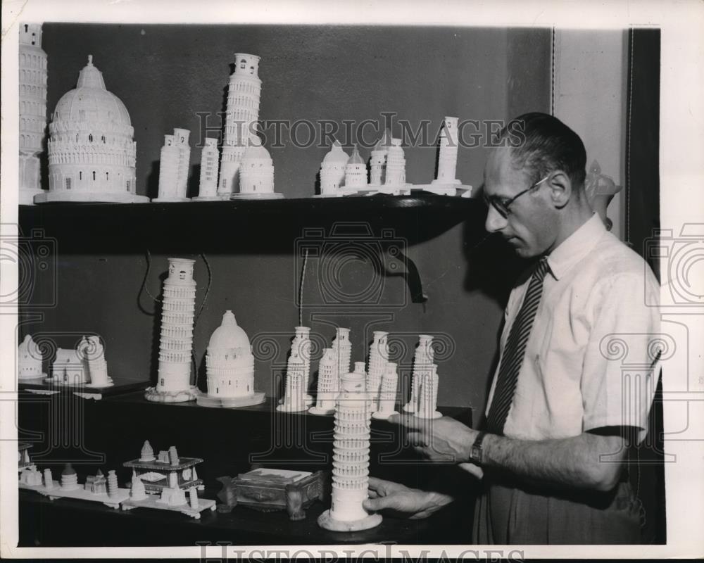 1947 Press Photo Robert Frasini Points Out Detail In Tower Of Pisa Scuplture - Historic Images