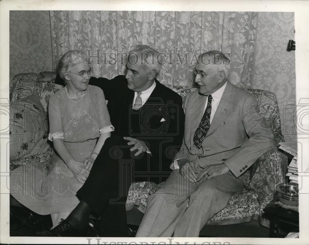 1939 Press Photo Mr. &amp; Mrs. J McNutt with Ron Paul - Historic Images