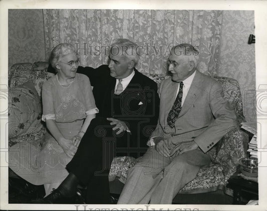 1939 Press Photo Mr. & Mrs. J McNutt with Ron Paul - Historic Images