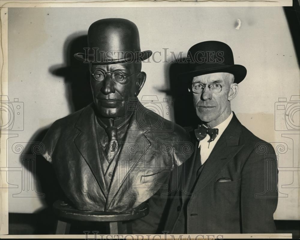 1932 Press Photo Thomas Patrick Morris posses besides the bust of John G. Wendel - Historic Images