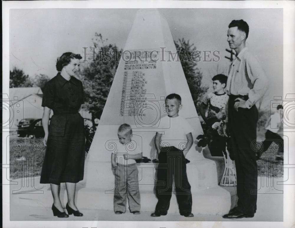 1951 Press Photo Carl Snider And Family Stand At Center of U.S. Population - Historic Images