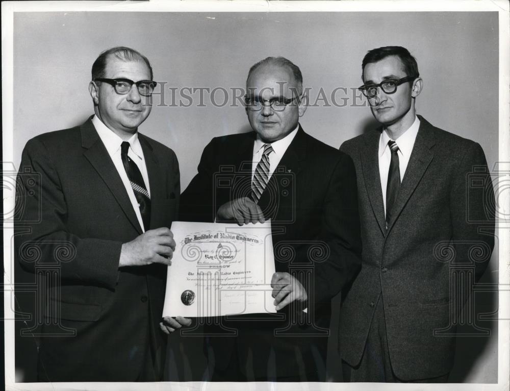 1960 Press Photo Dr. Roy C. Spencer, center Ben Wolfe left I.A. Houston right - Historic Images