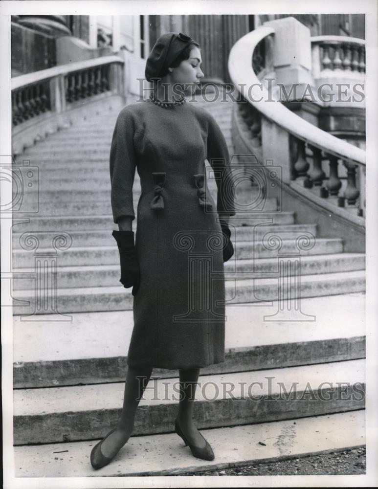 1957 Press Photo Woman modeling the star of the Paris collections for Fall. - Historic Images