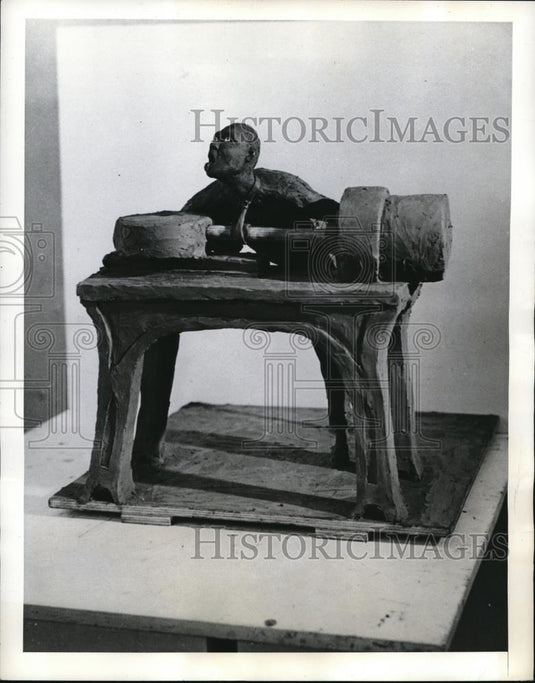 1942 Press Photo Otto will lose either his tie or his head as a result of - Historic Images