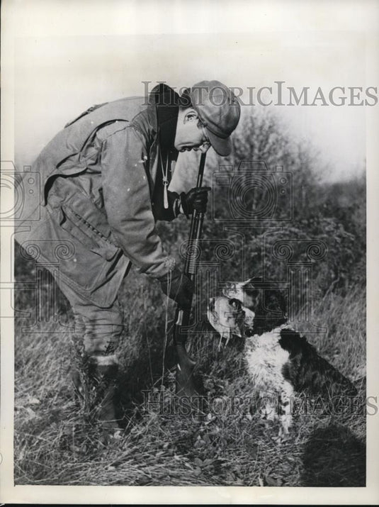 1942 Press Photo Maxwell Riddle and his Springer Spaniel Sunnie - Historic Images