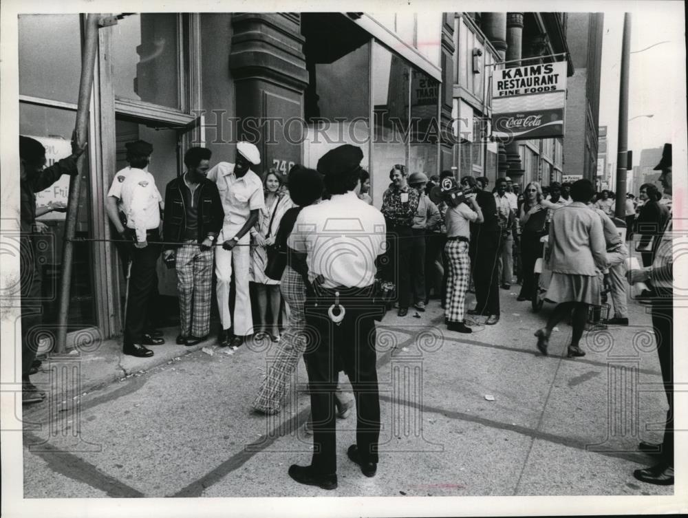 1975 Press Photo Crowd of people in front of Auto License Bureau - Historic Images