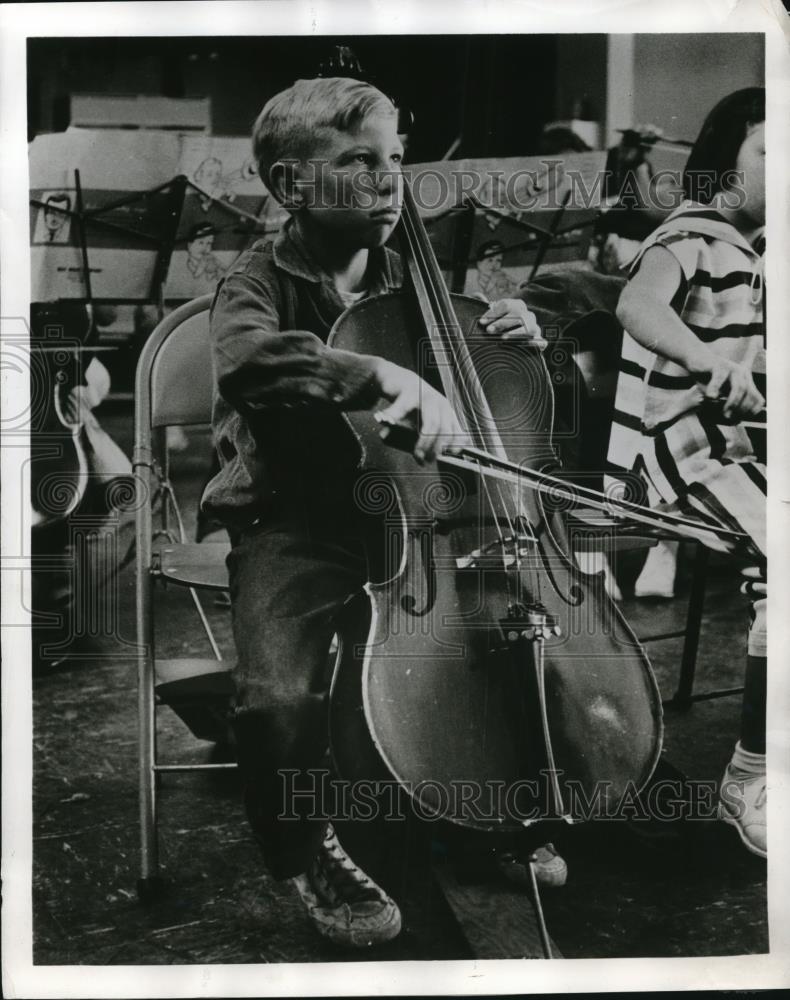 1956 Press Photo Lonnie Wilson won $25 award for this picture. - Historic Images