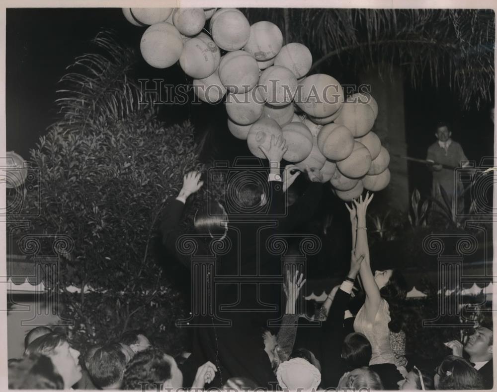 1937 Press Photo Balloon Showers With Cash Prizes At the Patio In Palm Beach Fl. - Historic Images