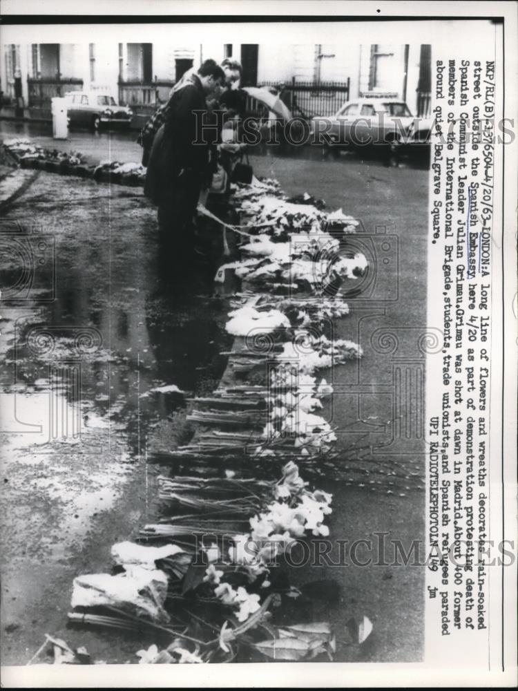 1963 Press Photo London Long line of flowers and wreathes decorate rain soaked - Historic Images