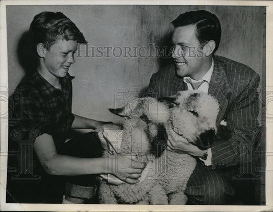 1948 Press Photo Radio host Dick Hames gave sheep to 13 yr old Brandt Helser - Historic Images