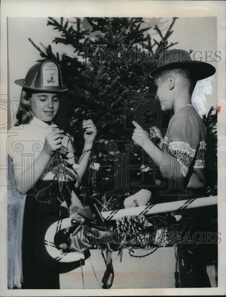 1961 Press Photo Children In Fireman Helmets Inspect Christmas Decorations - Historic Images