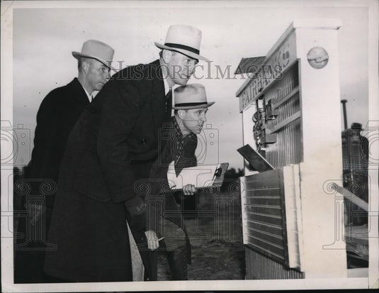 1937 Press Photo Officials deciding winner of corn husking contest are the - Historic Images