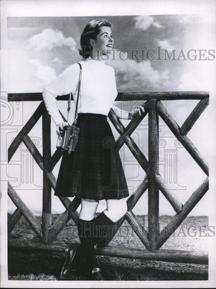 1955 Press Photo Bermude skirt is easy to make from skirt that's too short - Historic Images
