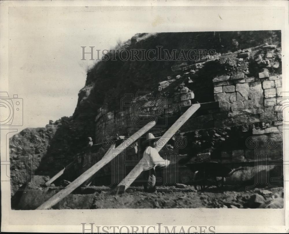 1931 Press Photo At Calixtlahuaca, Excavators working at round temple to the - Historic Images