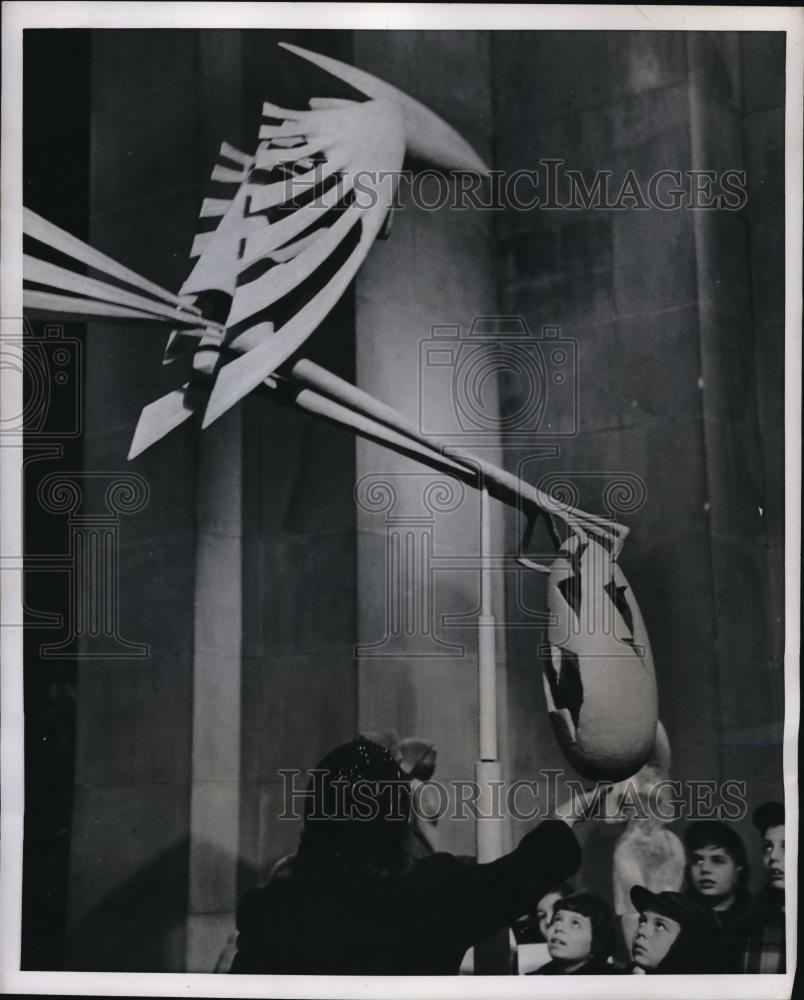 1952 Press Photo MOMA one of most popular figures at the exhibit is figure of a - Historic Images