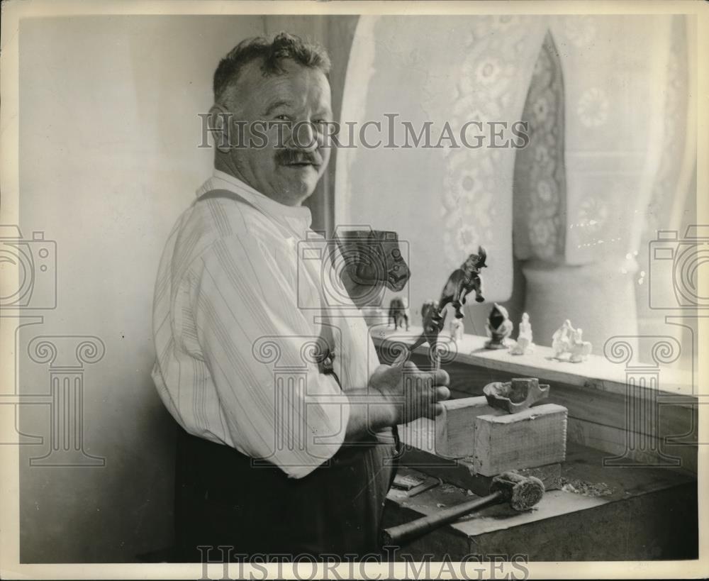 1936 Press Photo Sam Weiss owns the tiniest foundry in the world - Historic Images