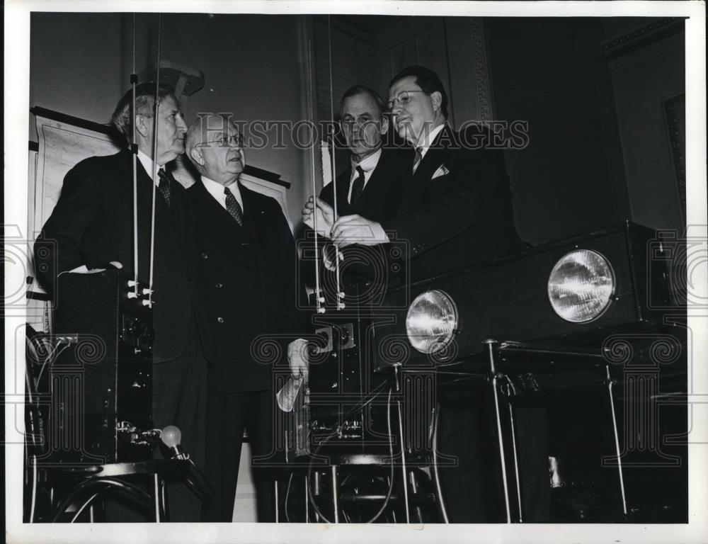 1941 Press Photo Senator Morris Sheppard sees &quot;Blackout Machine&quot; - Historic Images