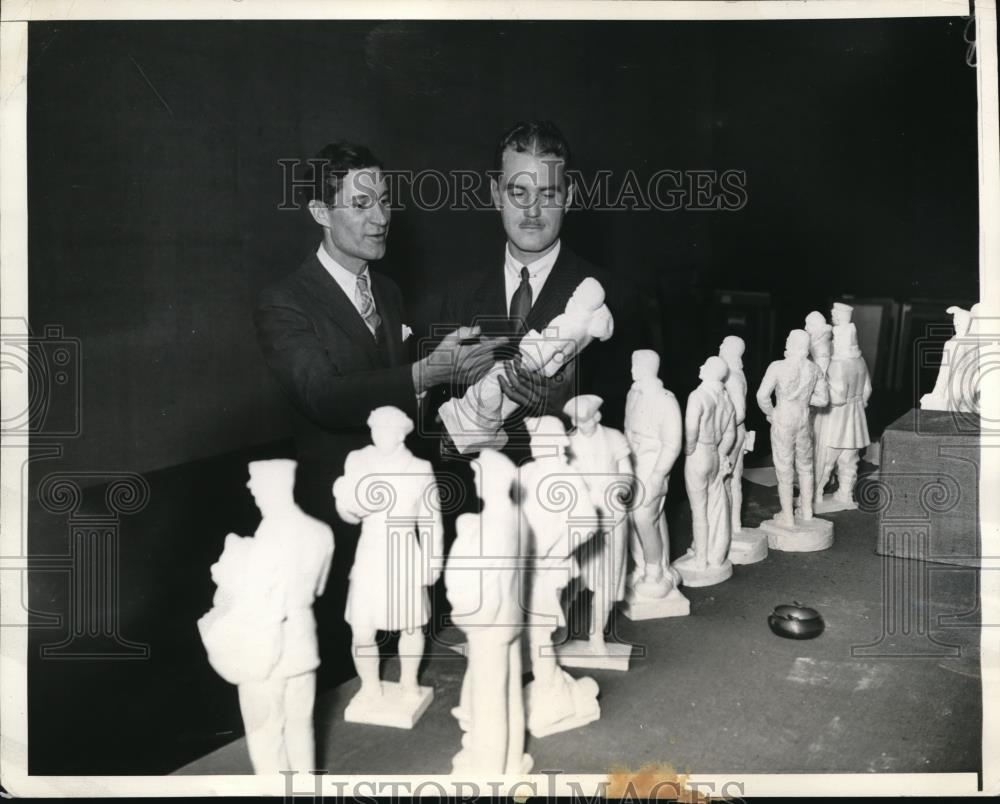 1935 Press Photo LOOK OVER SCULPTURE FOR NEW POST OFFICE - Historic Images