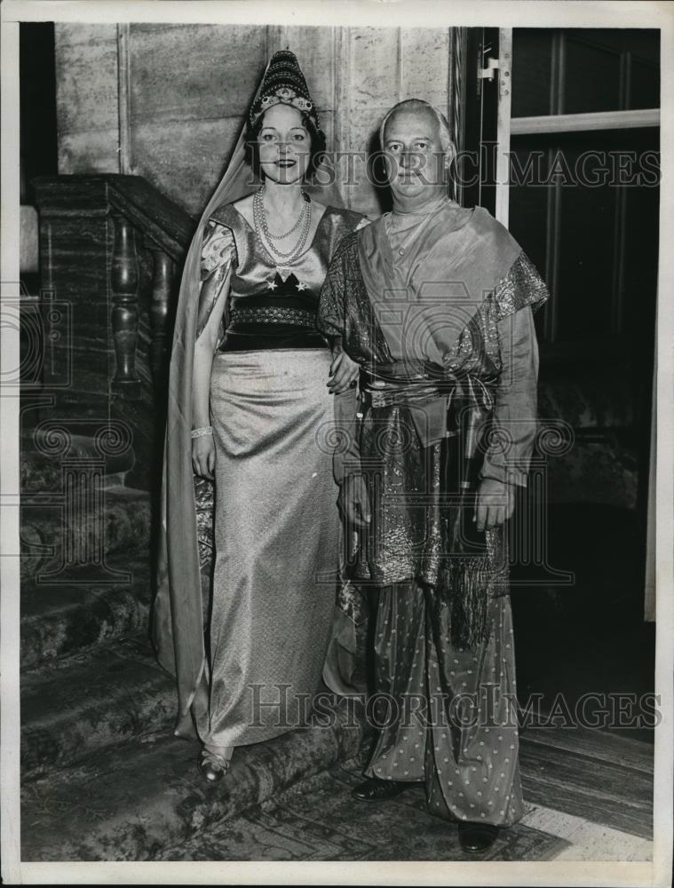 1934 Press Photo Mr and Mrs Orson Munn of Beaux Arts Ball, New York - Historic Images