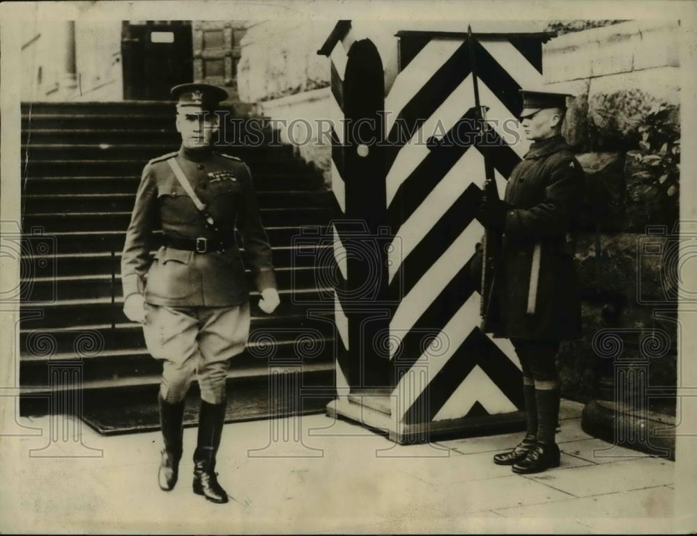 1923 Press Photo Maj. Gen. Allen leaving his headquarters for the last time. - Historic Images