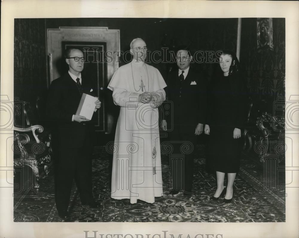 1957 Press Photo Pope Pius XII, Author Seamus Walshe, Mr &amp; Mrs Ken Ginger - Historic Images