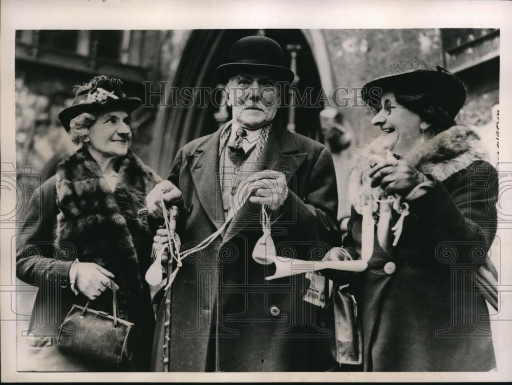 1940 Press Photo London England, H. Duck 90 Mrs Howell(right) of Maudy Monday - Historic Images