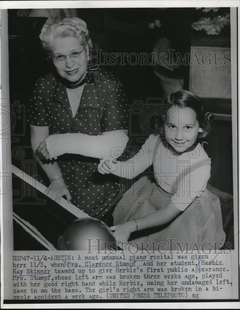 1954 Press Photo Mrs Clarence Stumpf assists Herbie Kay Skinner's first recital - Historic Images