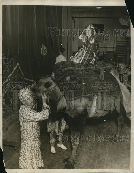 1923 Press Photo Mrs Frederick Tanner on Joseph the camel & WA Philipps - Historic Images