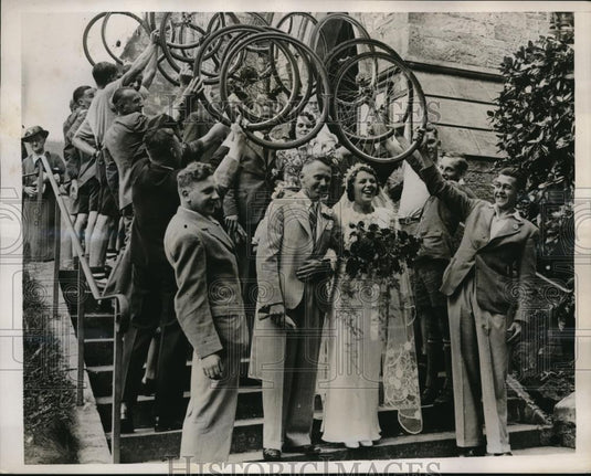1939 Press Photo Sydney Shingleton & Irene Verity furnished w/ arch of wheels - Historic Images