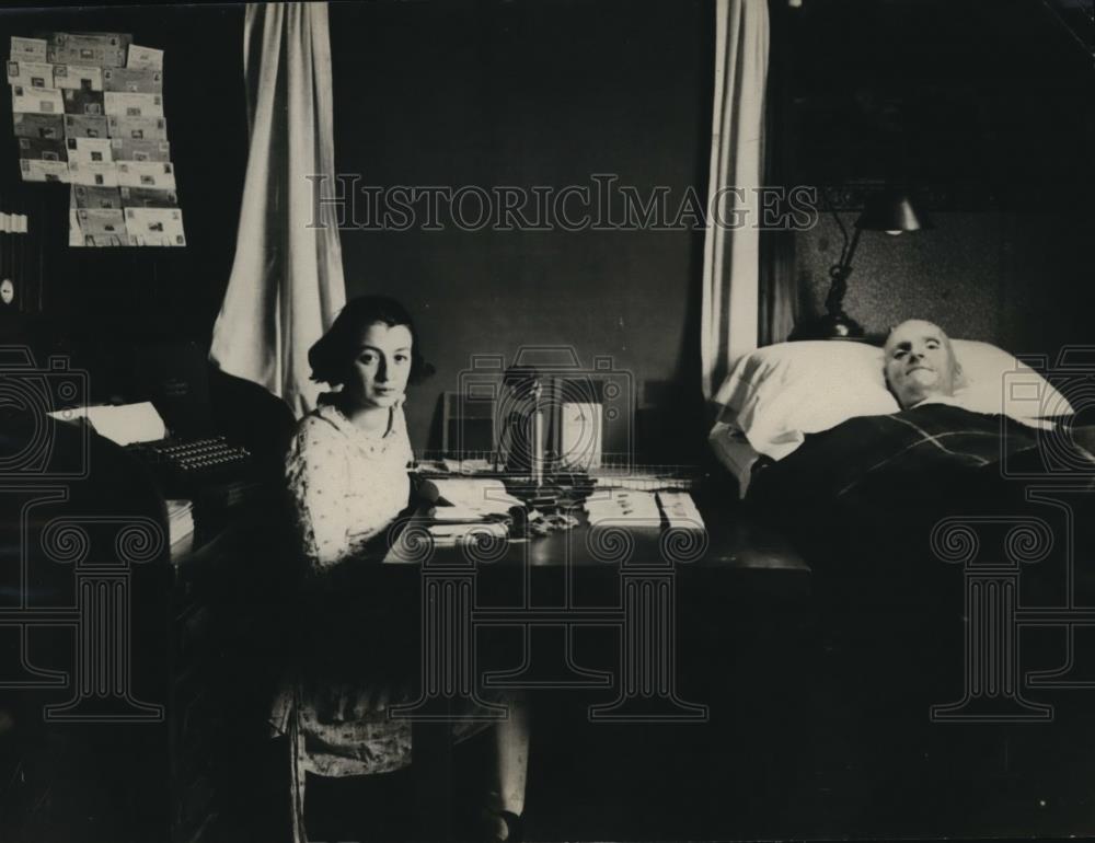 1922 Press Photo Albert E Reeve &amp; daughter Ardyth in office bedroom combo - Historic Images