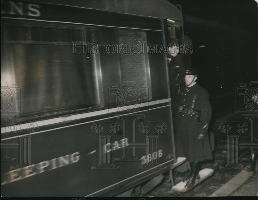 1936 Press Photo Mobile guards protect ex-King Edward in Bologne, France. - Historic Images