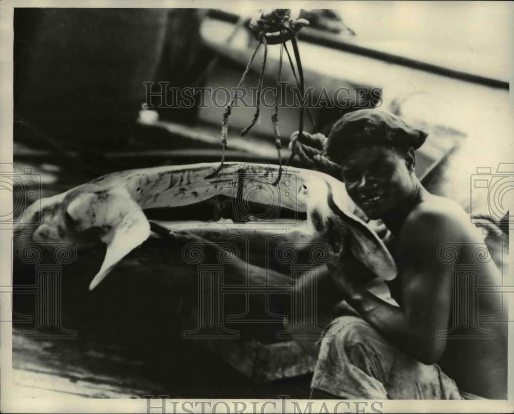 1929 Press Photo Jose Gomez and head of Giant Bay on Fernanda Noronha Island - Historic Images