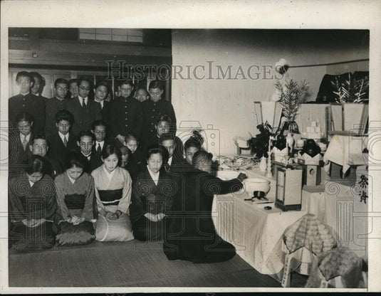1932 Press Photo Former leader Baron Reijiro burns incense for Junnosuke Inouye - Historic Images