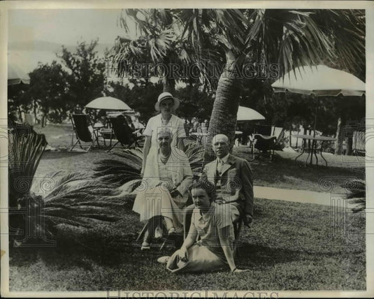 1932 Press Photo Mr. and Mrs. George Loomis and their daughters at Belmont Manor - Historic Images