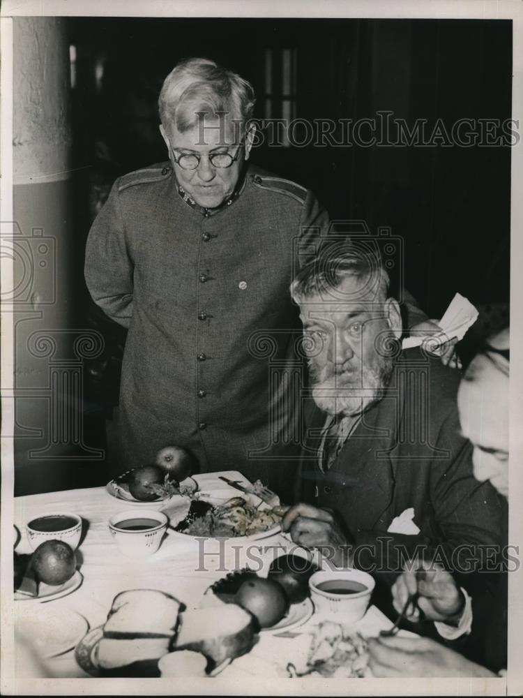 1935 Press Photo Thomas Stanyon Gold Dust Lodge Karl Johnson Eating Tukey Dinner - Historic Images