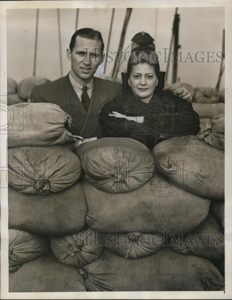 1939 Press Photo Lt. Vatroslav Hollos with wife Alice Rojas - Historic Images