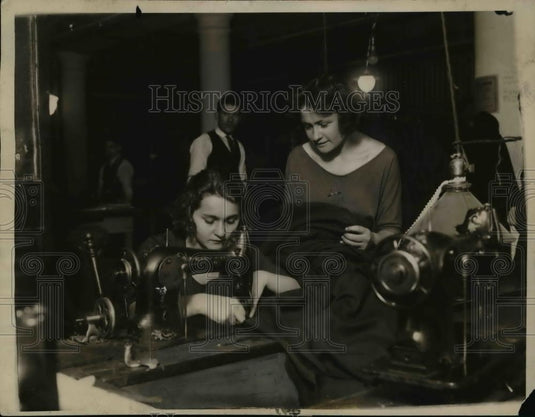 1921 Press Photo American Workers to Clothe Freezing Russian Women and Children - Historic Images