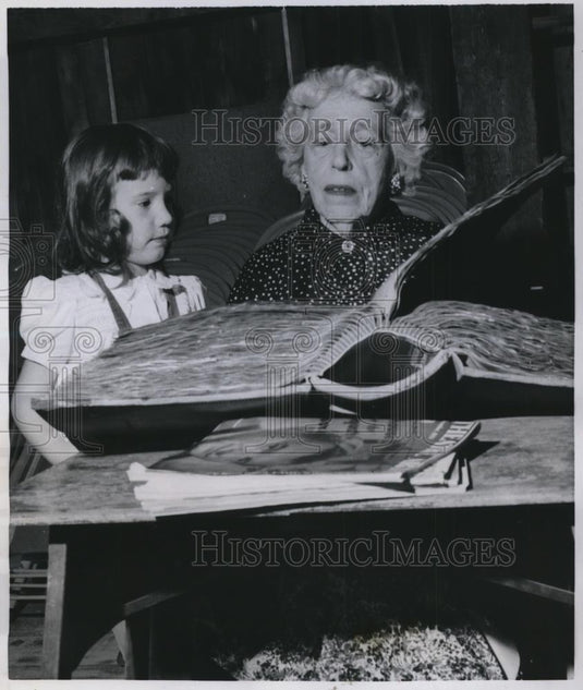 1953 Press Photo Mrs. Edith Bond Stearns & her granddaughter Luise Brown - Historic Images
