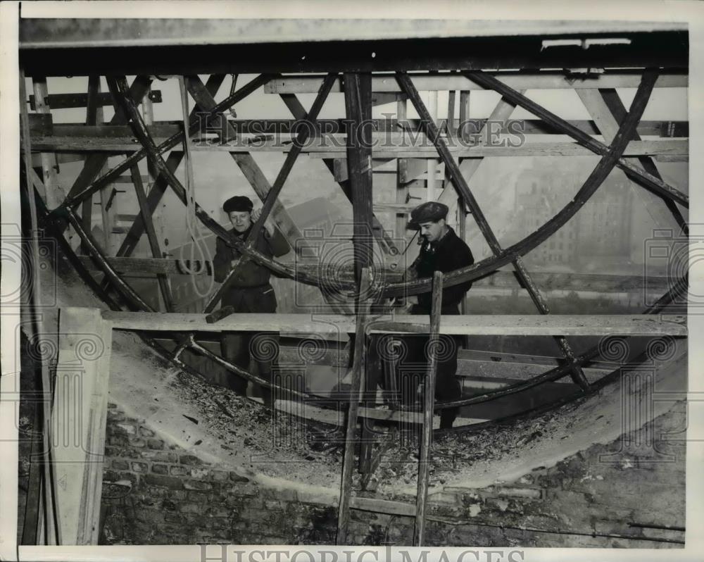 1950 Press Photo Berlin Germany workmen at City Hall strengthen belfry - Historic Images