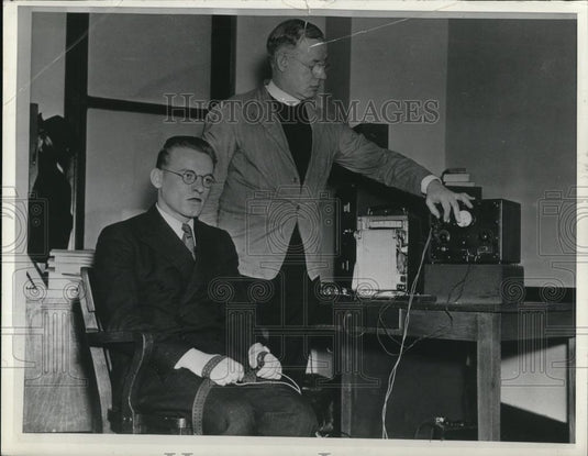 1937 Press Photo Rev. W.G. Summers of Fordham University treating a subject with - Historic Images