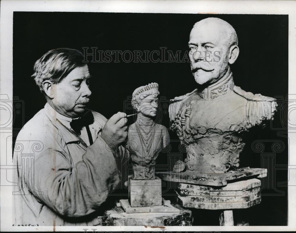 1935 Press Photo Ward Willis working on his casts - Historic Images