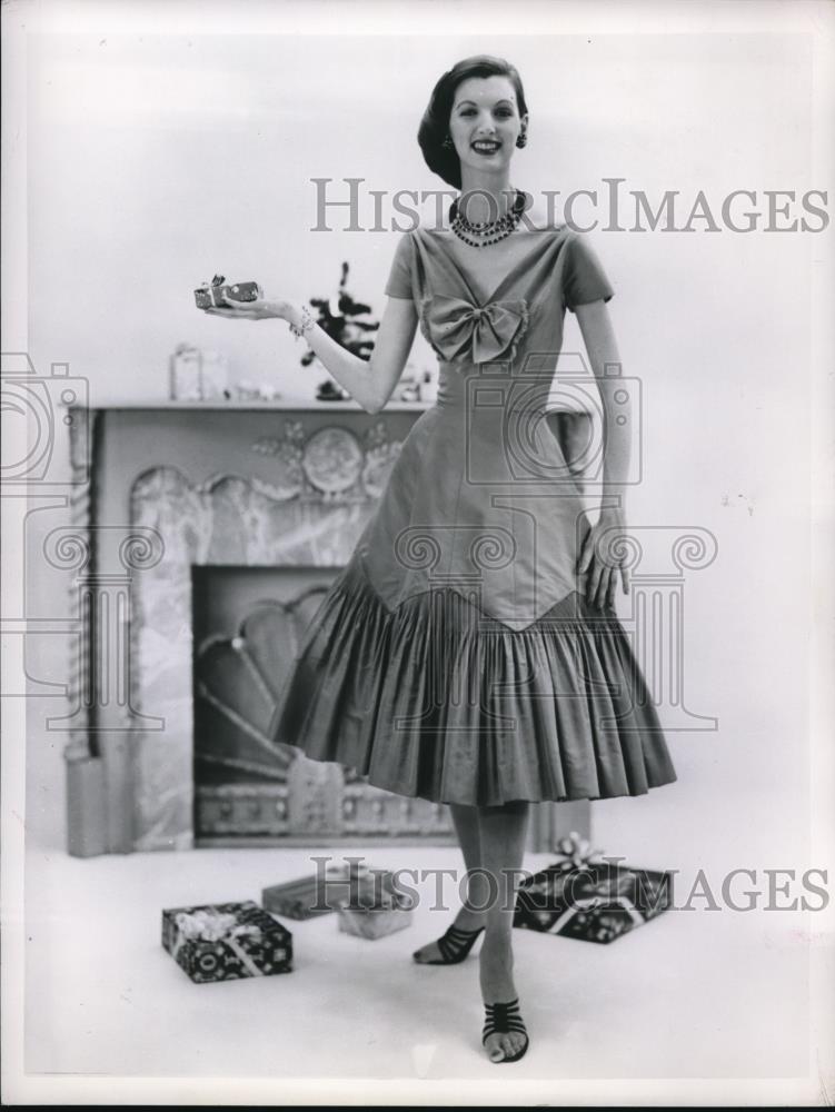 1955 Press Photo Holiday Gown - Historic Images