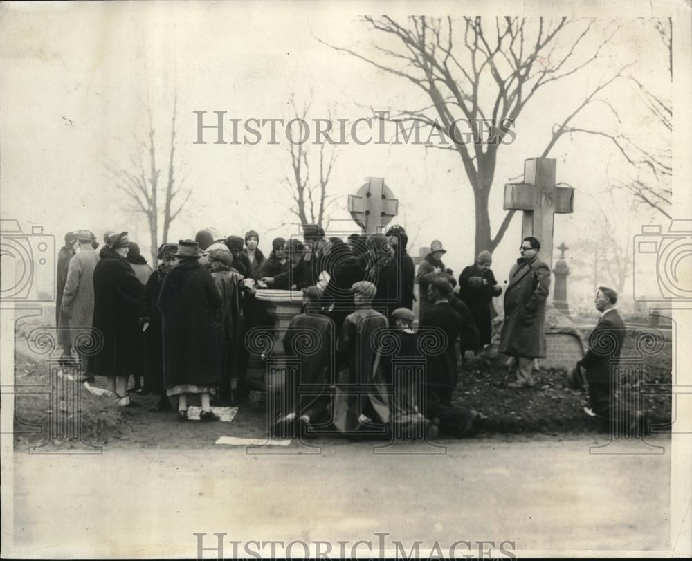 1929 Press Photo Crowd around grave at Holy Cross Cemetery at Malden, - Historic Images