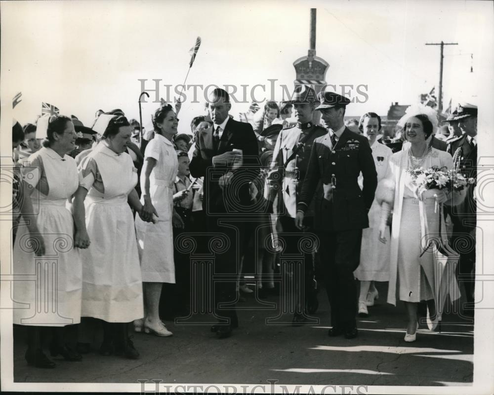 1939 Press Photo King George and Queen Elizabeth with their escort in Edmonton - Historic Images