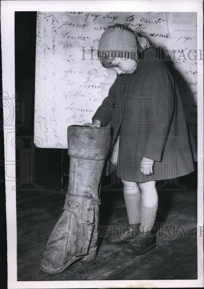 1954 Press Photo Mounted mail carrier&#39;s boot of the 18th century. Paris France. - Historic Images