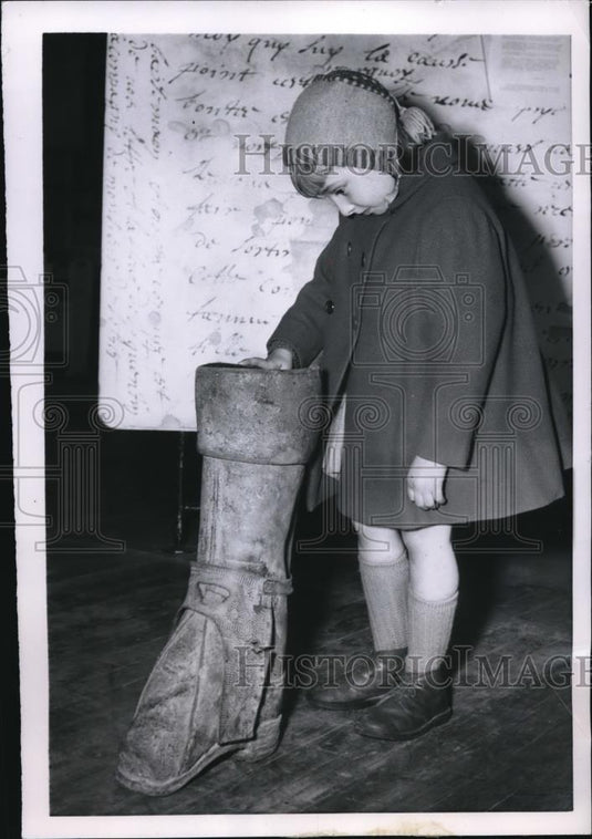 1954 Press Photo Mounted mail carrier's boot of the 18th century. Paris France. - Historic Images