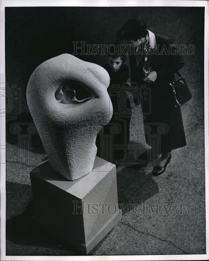 1952 Press Photo Mother talking to her son about the stone figure, it&#39;s a - Historic Images